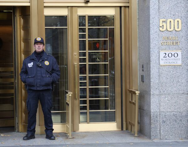 Сотрудник полиции, охраняющий вход в здание федерального суда Южного округа Нью-Йорка
