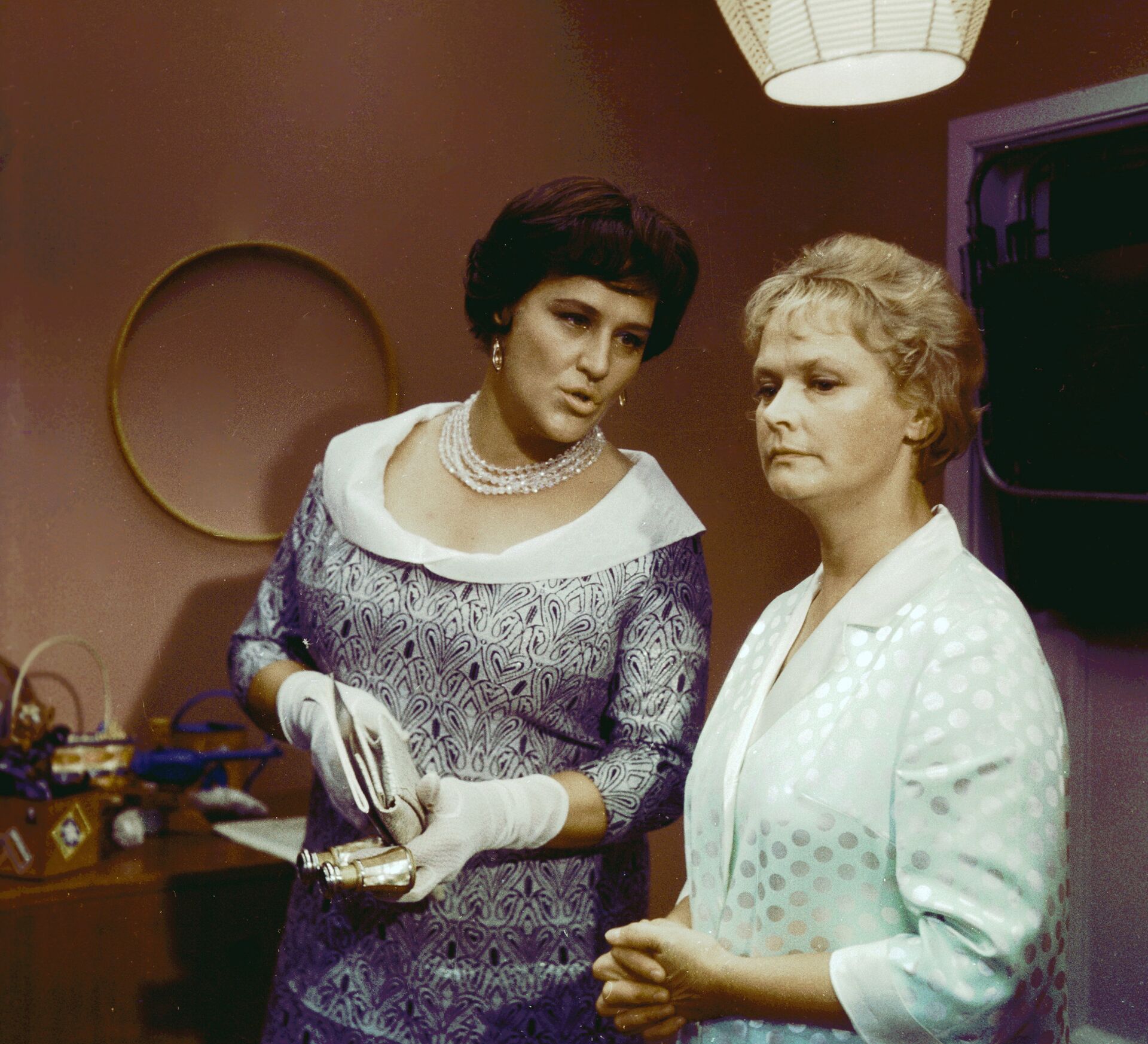 Актрисы Н. Мордюкова и Н. Гребешкова в фильме Бриллиантовая рука Актрисы Н. Мордюкова и Н. Гребешкова в фильме Бриллиантовая рука - РИА Новости, 1920, 13.05.2025