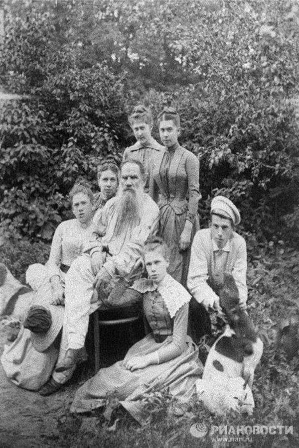 Л.Н.Толстой с родными в Ясной Поляне