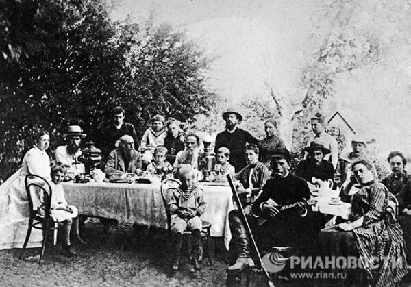 Л.Н.Толстой в кругу семьи и друзей