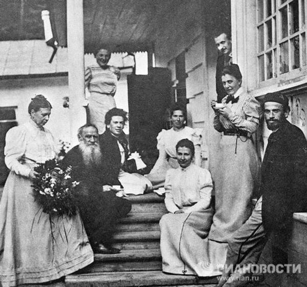 Лев Толстой среди членов семьи и гостей