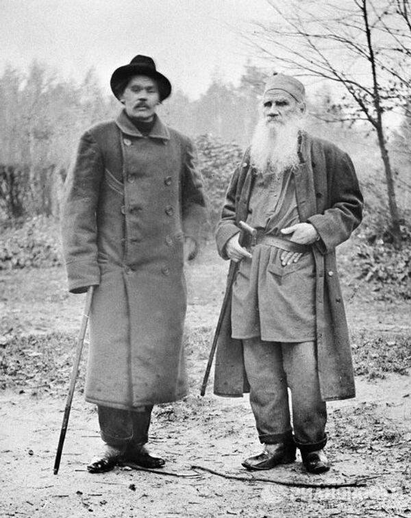 Писатели Толстой и Горький