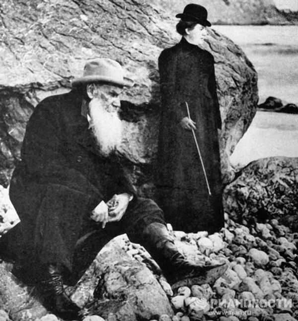 Писатель Лев Толстой с дочерью Александрой