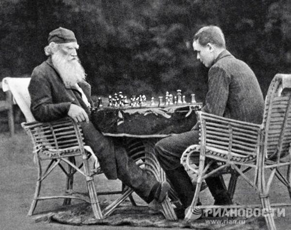 Лев Толстой за игрой в шахматы