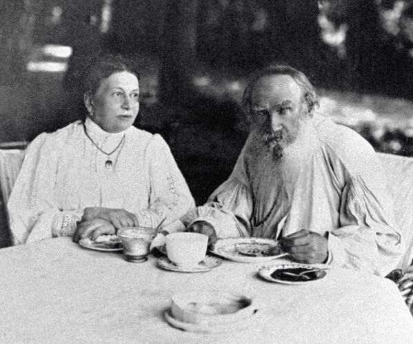 Лев Толстой с супругой