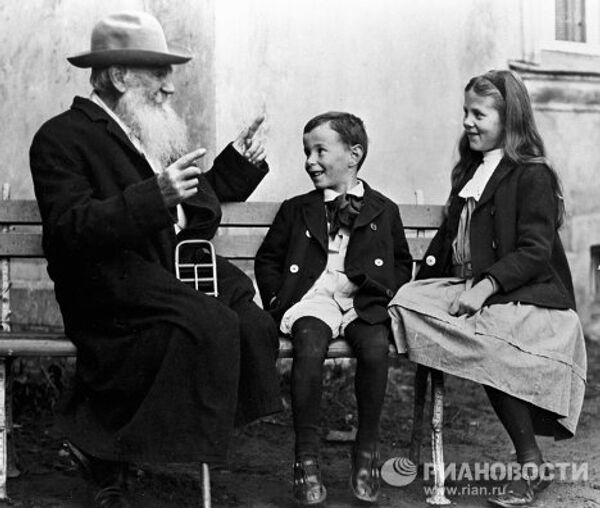 Лев Толстой с внуками Соней и Ильей