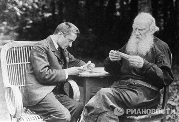 Писатель Толстой со своим секретарем Булгаковым