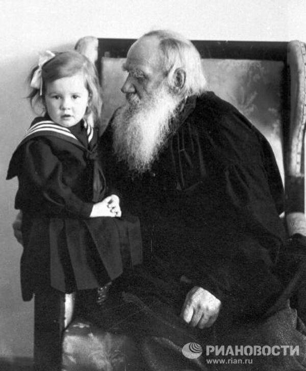 Лев Толстой с внучкой Танечкой Сухотиной 