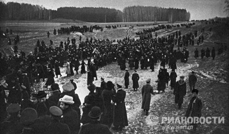 Похоронная процессия с телом русского писателя Льва Николаевича Толстого