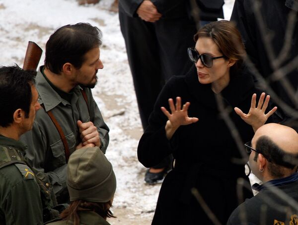 Анджелина Джоли переносит съемки фильма о Боснии в Венгрию