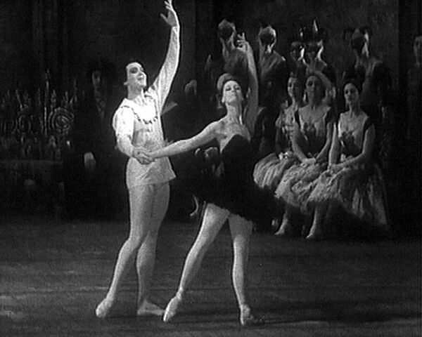 Майя Плисецкая и Николай Фадеечев в балете Лебединое озеро. 1964 год  