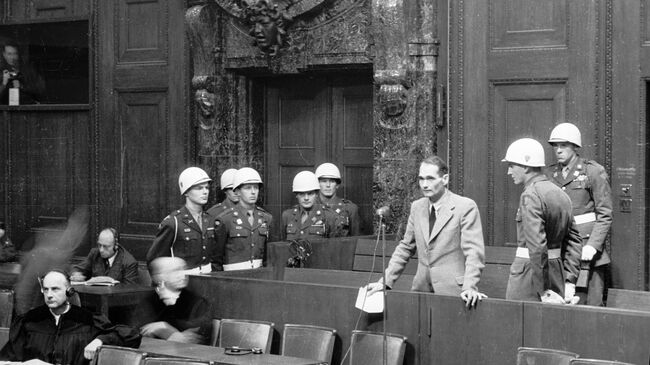 Рудольф Гесс на скамье подсудимых в ходе Нюрнбергского процесса