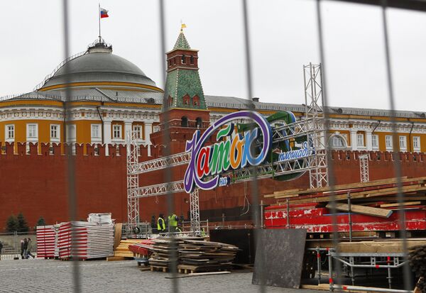 Монтаж катка на Красной площади в Москве