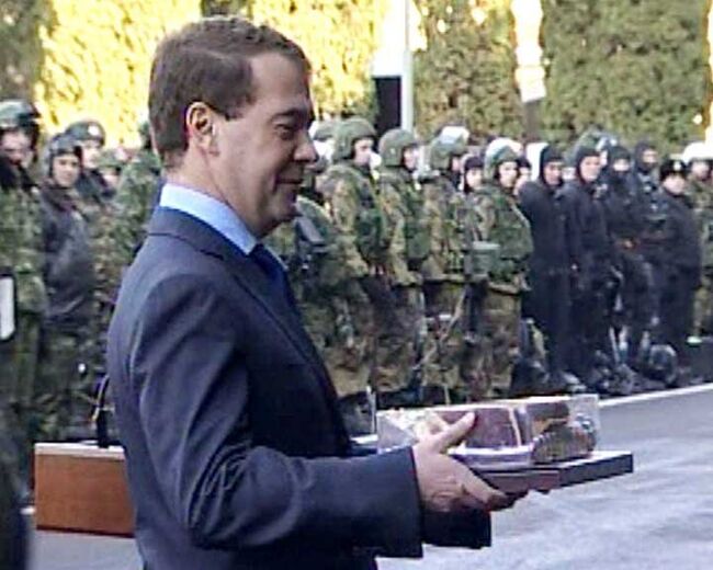 В Кисловодске Медведеву подарили краповый берет