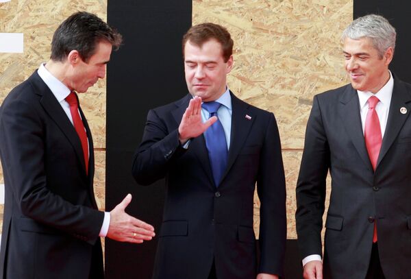 Дмитрий Медведев прибыл в Лиссабон на заседание Cовета Россия - НАТО