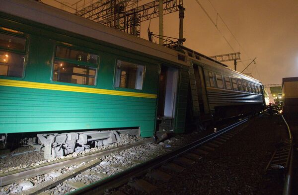 Два вагона электропоезда Тверь - Москва сошли с рельсов