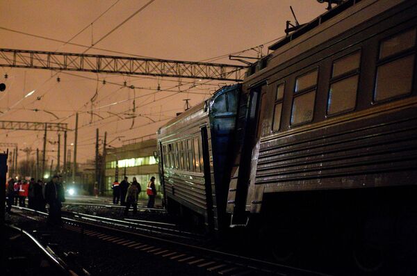 Два вагона электропоезда Тверь - Москва сошли с рельсов