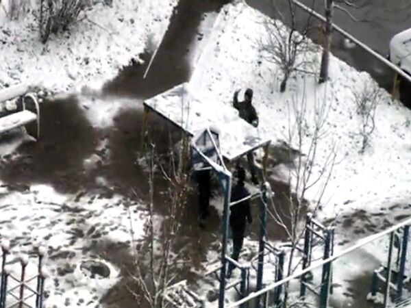 В Москве дети играют в снежки и лепят снеговиков 