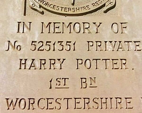 Тысячи туристов ежегодно приходят к могиле Гарри Поттера
