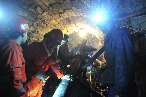 В затопленной шахте на юго-западе Китая заблокированы 29 шахтеров