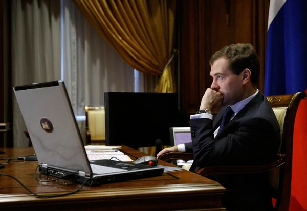 Президент РФ Дмитрий Медведев во время телемоста с губернатором Кемеровской области Аманом Тулеевым.