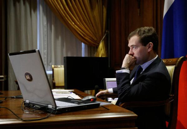 Последние электронные новинки в руках президента Дмитрия Медведева