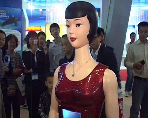 Китайские роботы играют на пианино и готовят в мироволновой печи 