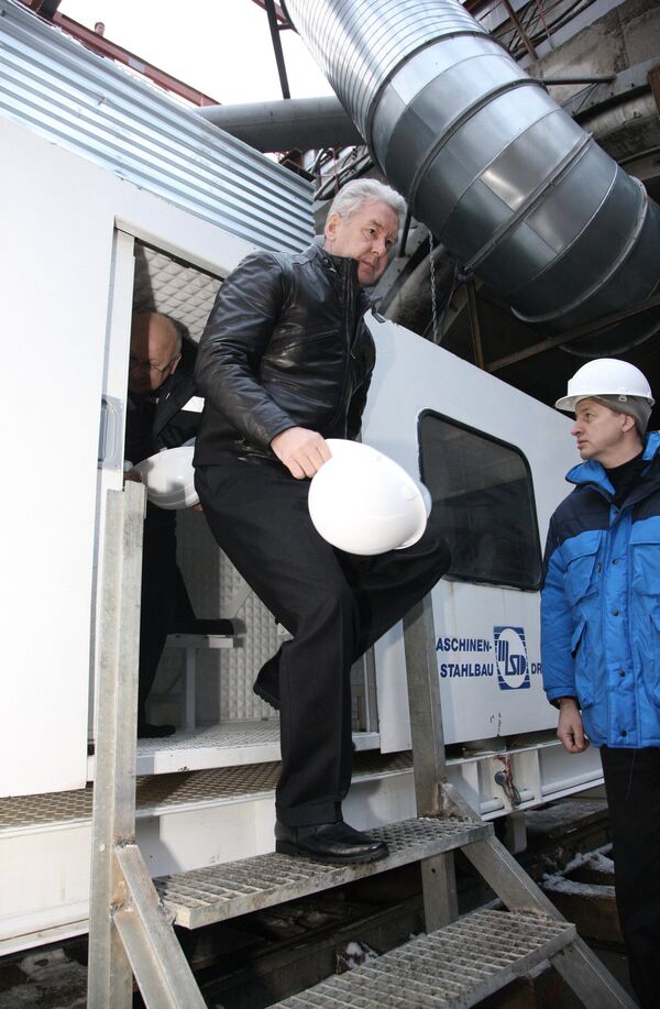 Мэр Москвы Сергей Собянин (слева) посетил строящуюся станцию метро Новокосино.