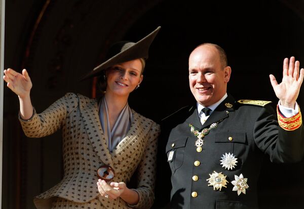 Князь Альбер II c невестой Шарлин Уиттсток на праздновании Национального дня Монако 