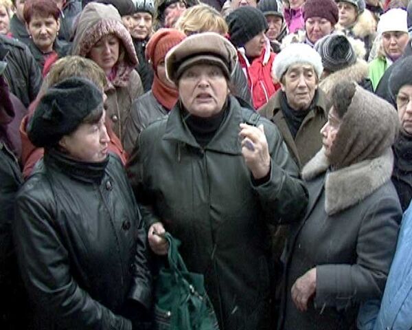 Пенсионеры собирают подписи в защиту рынка на шоссе Энтузиастов 