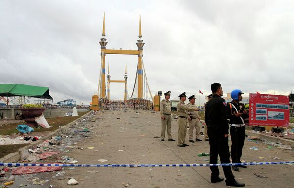 Полиция Камбоджи на мосту после произошедшей на празднике воды давки