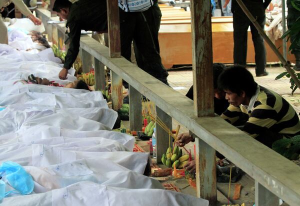 Родственники погибших в результате давки на водном фестивале в Камбодже 