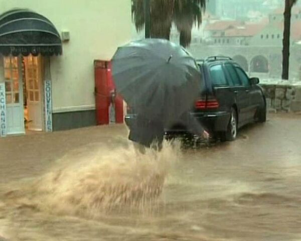 Потоки воды смывают людей с улиц хорватского Дубровника 