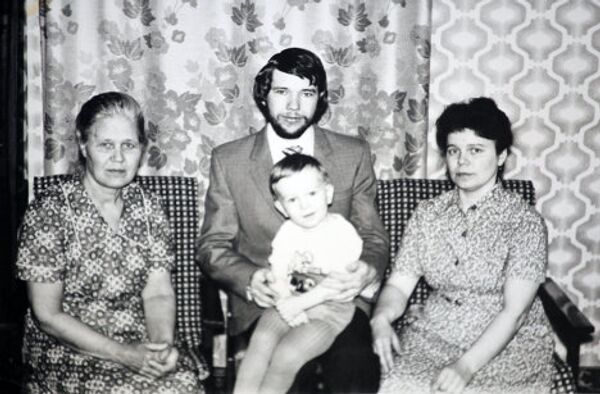 Отец Роман и Людмила Кметь с семьей