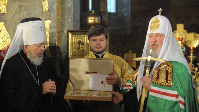 Патриарх Московский и всея Руси Кирилл (справа) вручает панагии Блаженнейшему Митрополиту Киевскому и всея Украины Владимиру (слева). Архивное фото