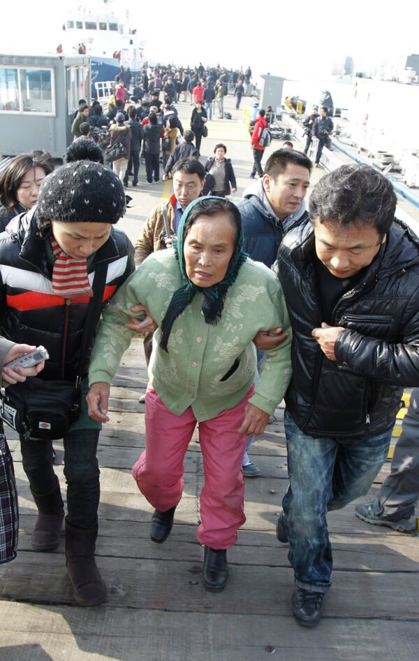 Эвакуированные жители южнокорейского острова Йонпхёндо в порту Ичхон