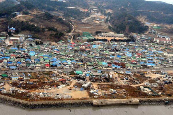 Вид на разрушенные дома на острове Йонпхендо после нападения КНДР на Южную Корею