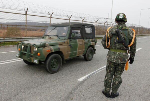 Вооруженные силы Южной Кореи возле демилитаризированной зоны между КНДР и Южной Кореей 