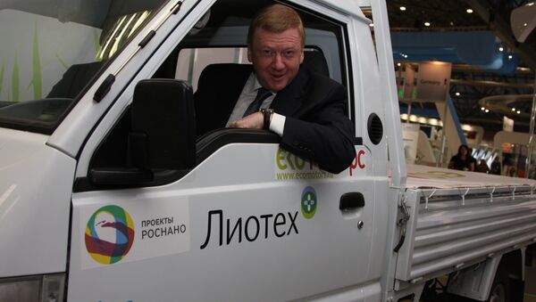 Глава Роснано Анатолий Чубайс за рулем электромобиля на литий-ионных аккумуляторах, архивное фото