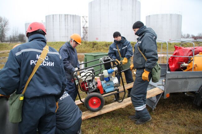 Силовики нейтрализовали «террористов», грозивших взорвать Псковскую нефтебазу – МЧС