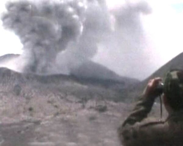 Вулкан Бромо выбрасывает столбы пепла на десятки метров 