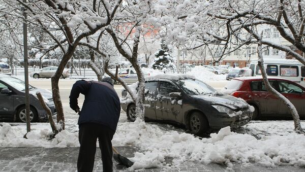 Последствия ночного снегопада в Новосибирске, архивное фото