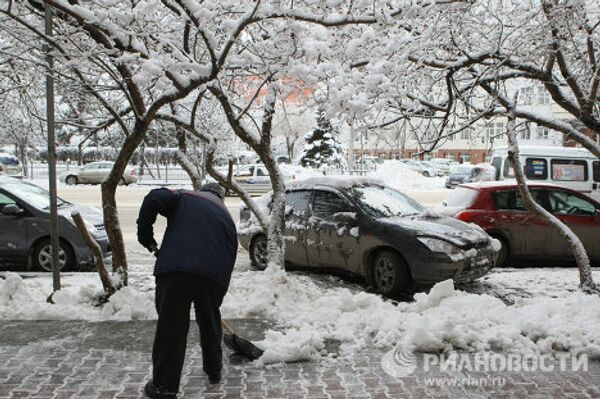Последствия ночного снегопада в Новосибирске