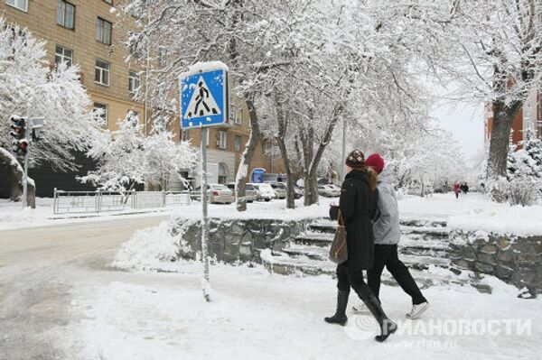 Последствия ночного снегопада в Новосибирске.