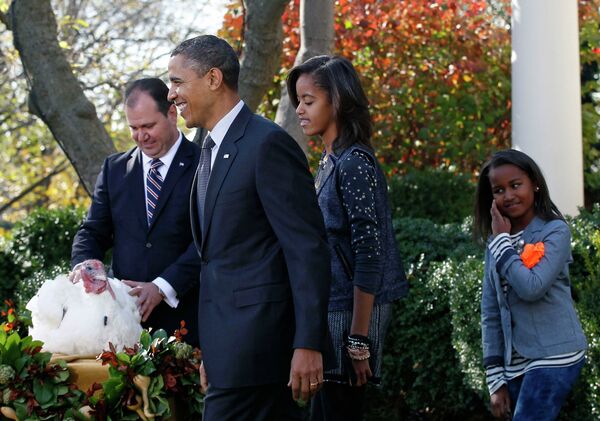 Барак Обама с детьми в саду Белого Дома накануне Дня Благодарения