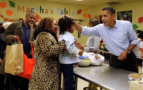 Президент США Барак Обама в канун Дня благодарения поработал волонтером