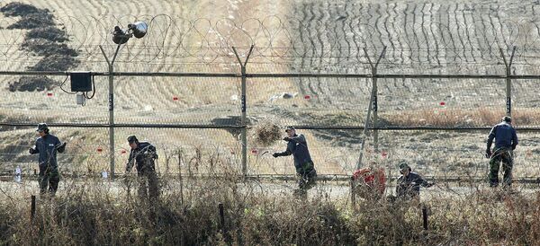 Южнокорейские военные проверяют границу в демилитаризированной зоне между КНДР и Южной Кореей