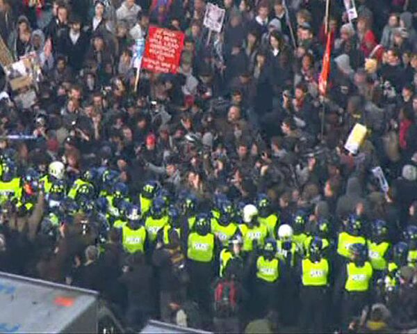 Студенты громят улицы Лондона и жгут костры на остановках 