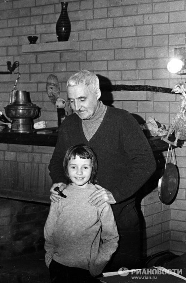 Писатель Константин Симонов с дочерью.