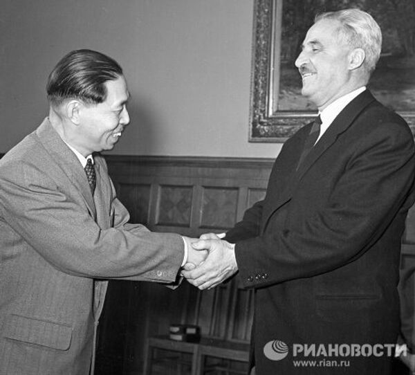 Писатели Мао Дунь и Константин Симонов.